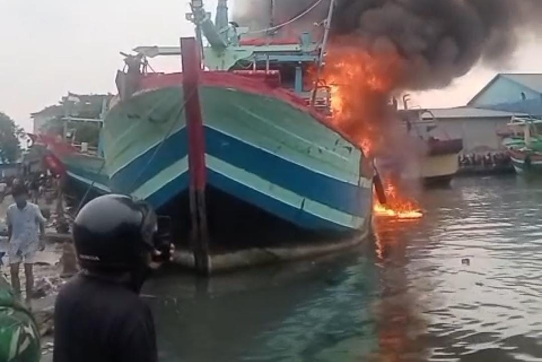 BREAKING NEWS! Kebakaran Kapal Kembali Terjadi di Pelabuhan Jongor Tegal