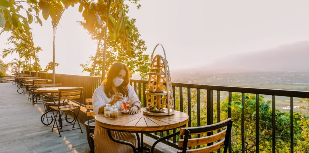 7 Rekomendasi Kafe Rooftop di Jogja untuk Nongkrong Sambil Lihat Sunset dan Candi