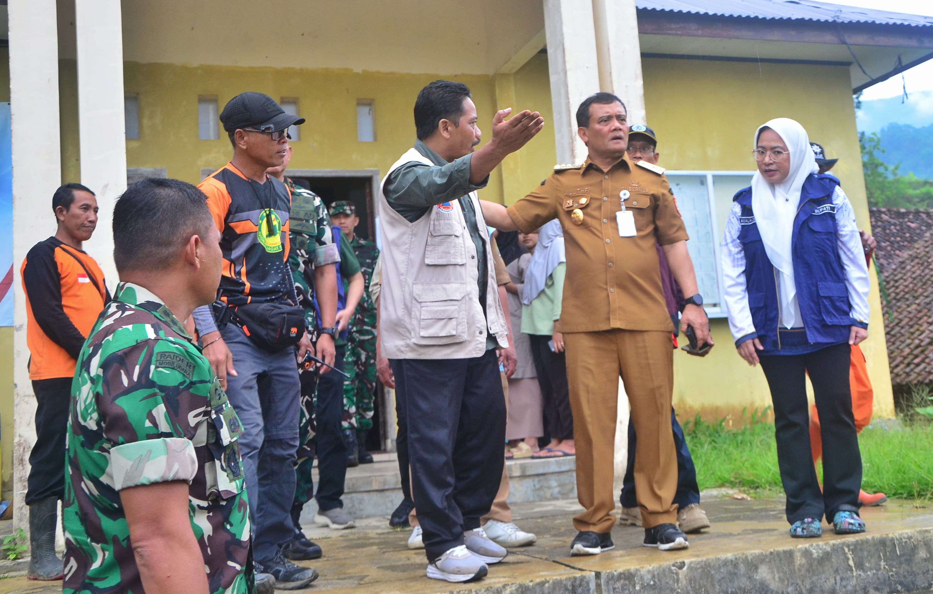 Tinjau Longsor di Banjarnegara, Gubernur Jateng Ahmad Luthfi Pastikan Huntara Siap dalam 3 Hari