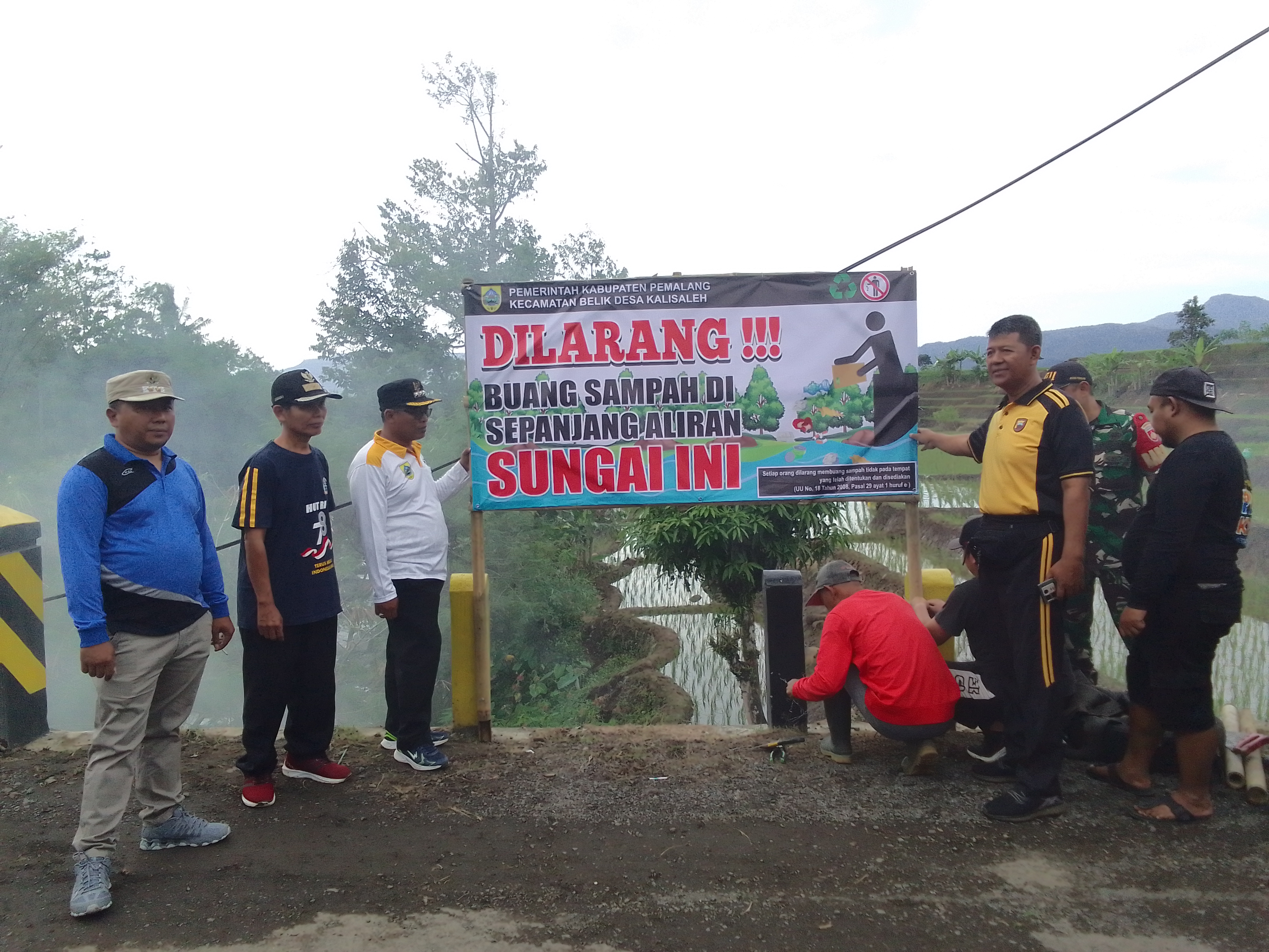 Warga Dua Kecamatan di Pemalang Gotong Royong Bersama Bersihkan Sampah Sungai Comal
