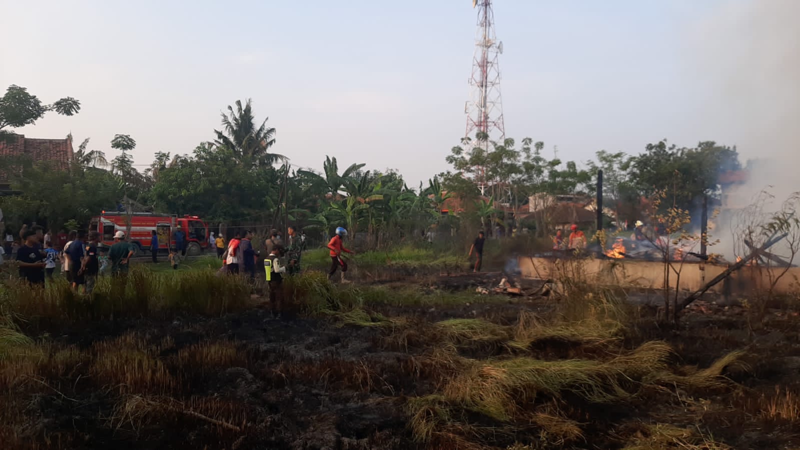 BREAKINGNEWS! Gedung Bekas Pabrik Bihun di Brebes Terbakar
