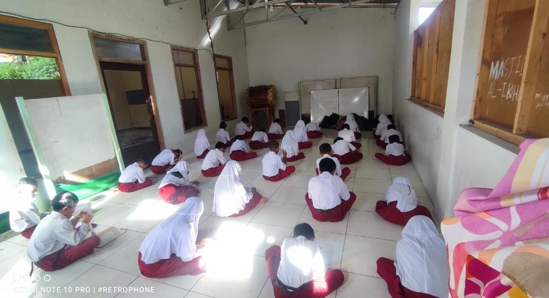 Ruang Kelas Rusak, Siswa-siswi Kelas V SD Negeri Sridadi 01 Ikut PTS di Masjid