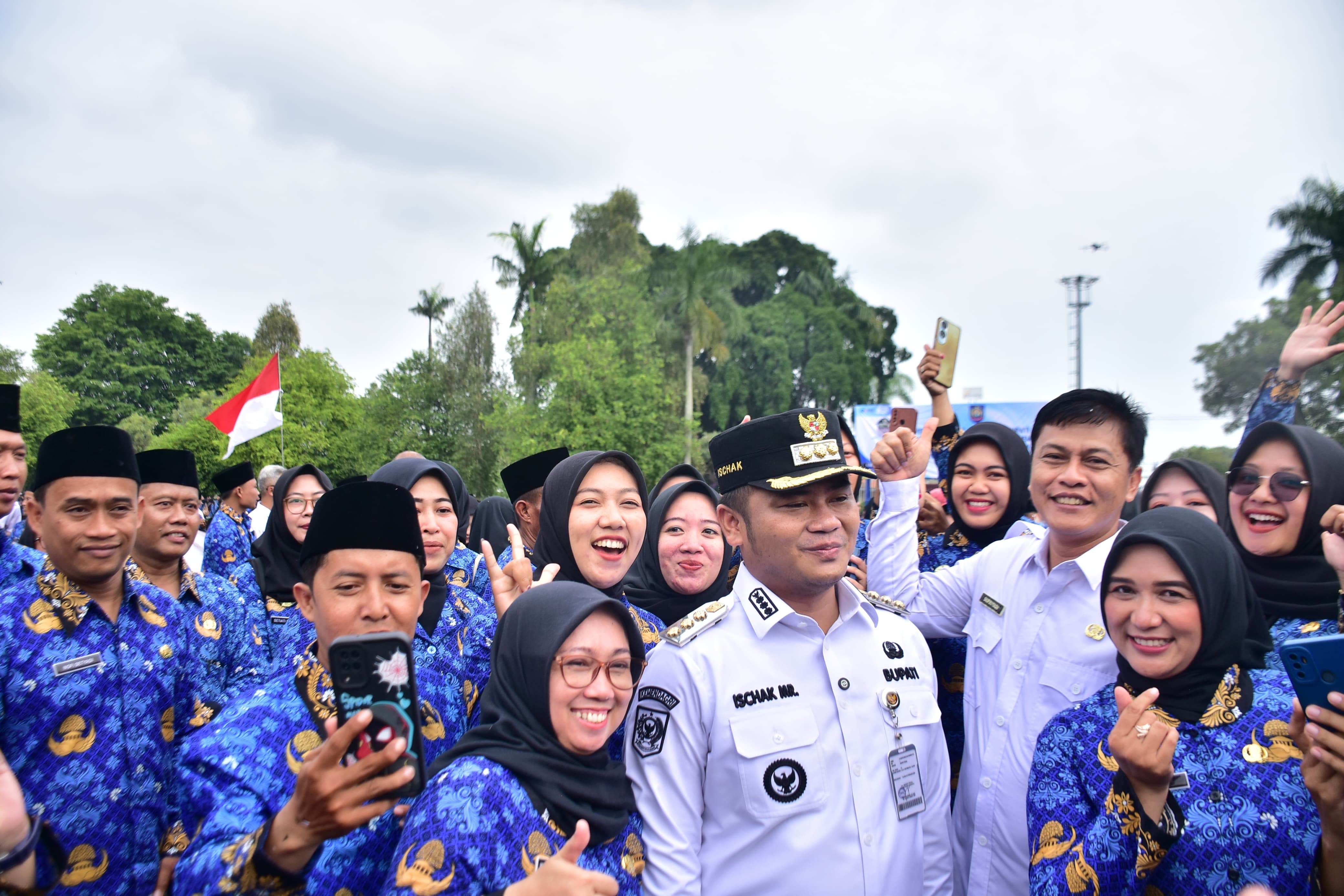 SK PPPK Paruh Waktu untuk 3.962 Tenaga Honorer Diserahkan, Bupati Tegal: Solusi Terbaik Hindari PHK Massal