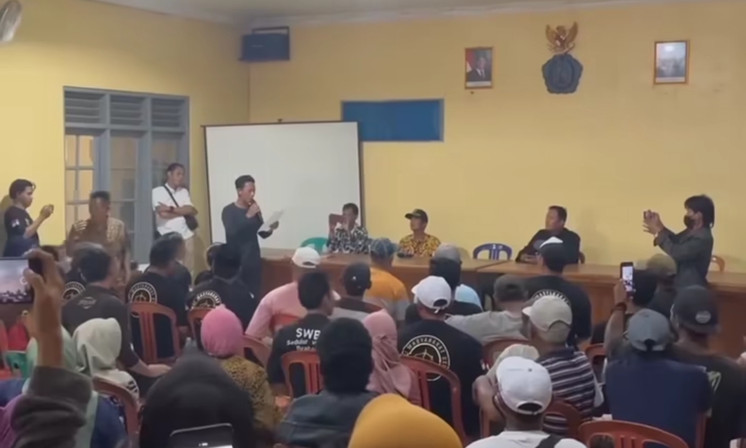 Kantor Balai Desa Sengon Digeruduk Warga, Buntut Kades Kedapatan di Rumah Janda