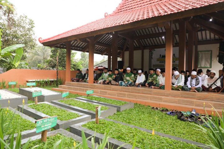 Peringatan 1 Abad NU, Wasekjen PBNU, Kiai dan Ribuan Nahdliyin Ziarah Makam Kakek Ganjar di Purbalingga