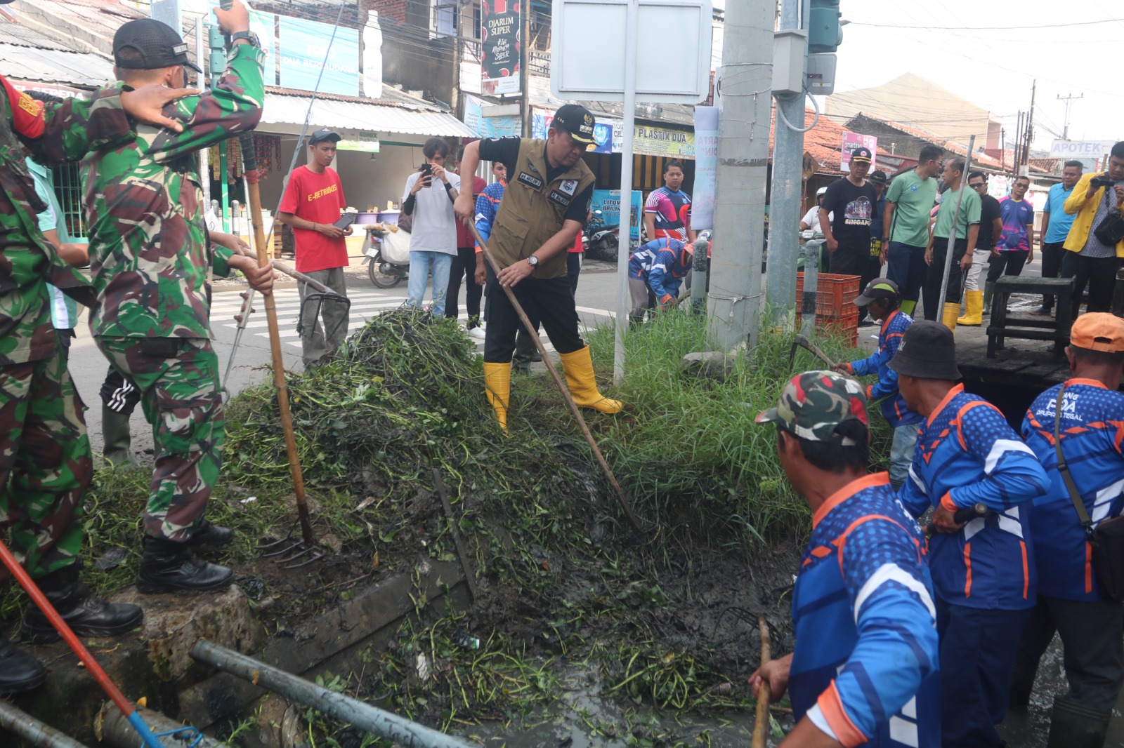 Libatkan Pelajar, River Clean UP Terus Berlanjut Pasca Banjir di Tegal