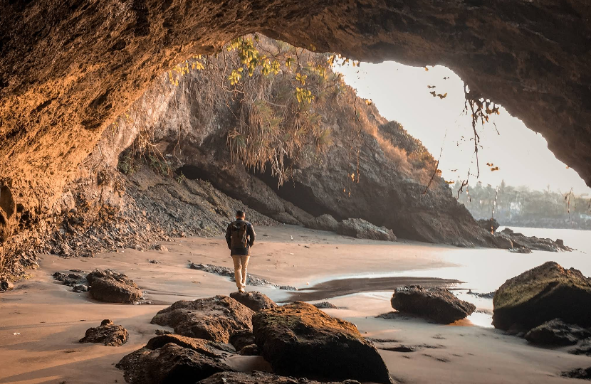 Pantai Karang Bolong Kebumen, Goa Mistis yang Konon Dijaga Makhluk Laut