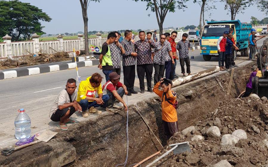 Terdampak Proyek Drainase di Pantura Pipa PDAM Pecah, Warga di Brebes Kesulitan Air Bersih