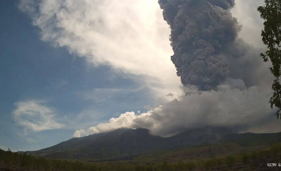 Gunung Lewotobi Laki-laki Erupsi, Penerbangan Udara Ditutup Sementara