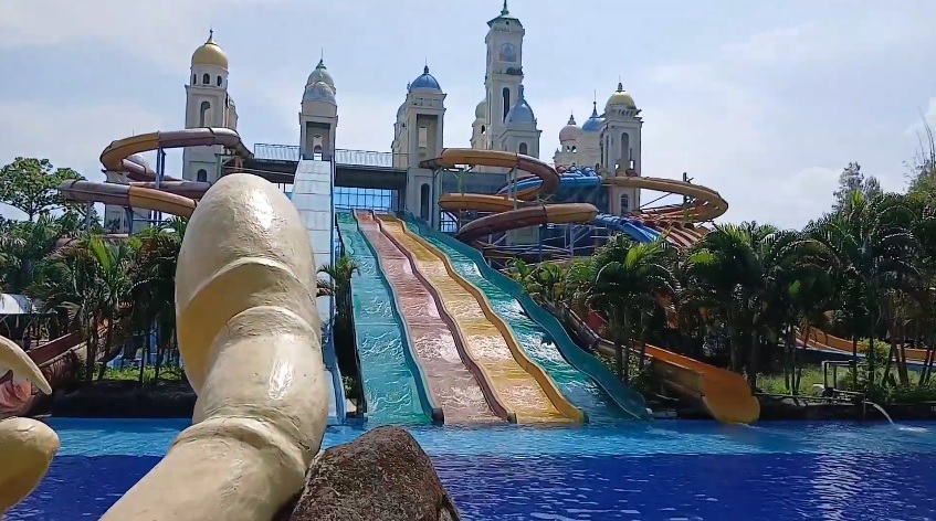 5 Kolam Renang Kekinian di Jawa Tengah Cocok Buat Liburan Keluarga