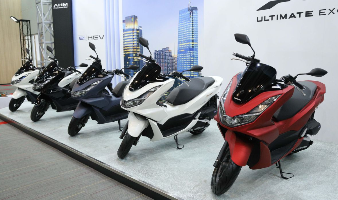 Baru Gajian Tapi Bingung Pilih Motor? Ini 4 Keunggulan Honda PCX 160 yang Wajib Kamu Tahu Sebelum Nyesel!