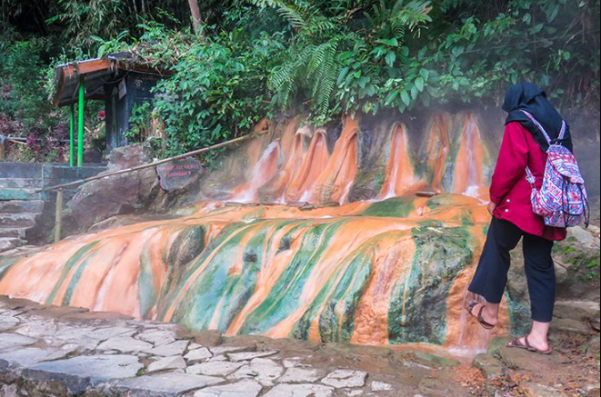 Pemandian Air Panas Purwokerto dengan View Pemandangan Alam, Bikin Rileks!