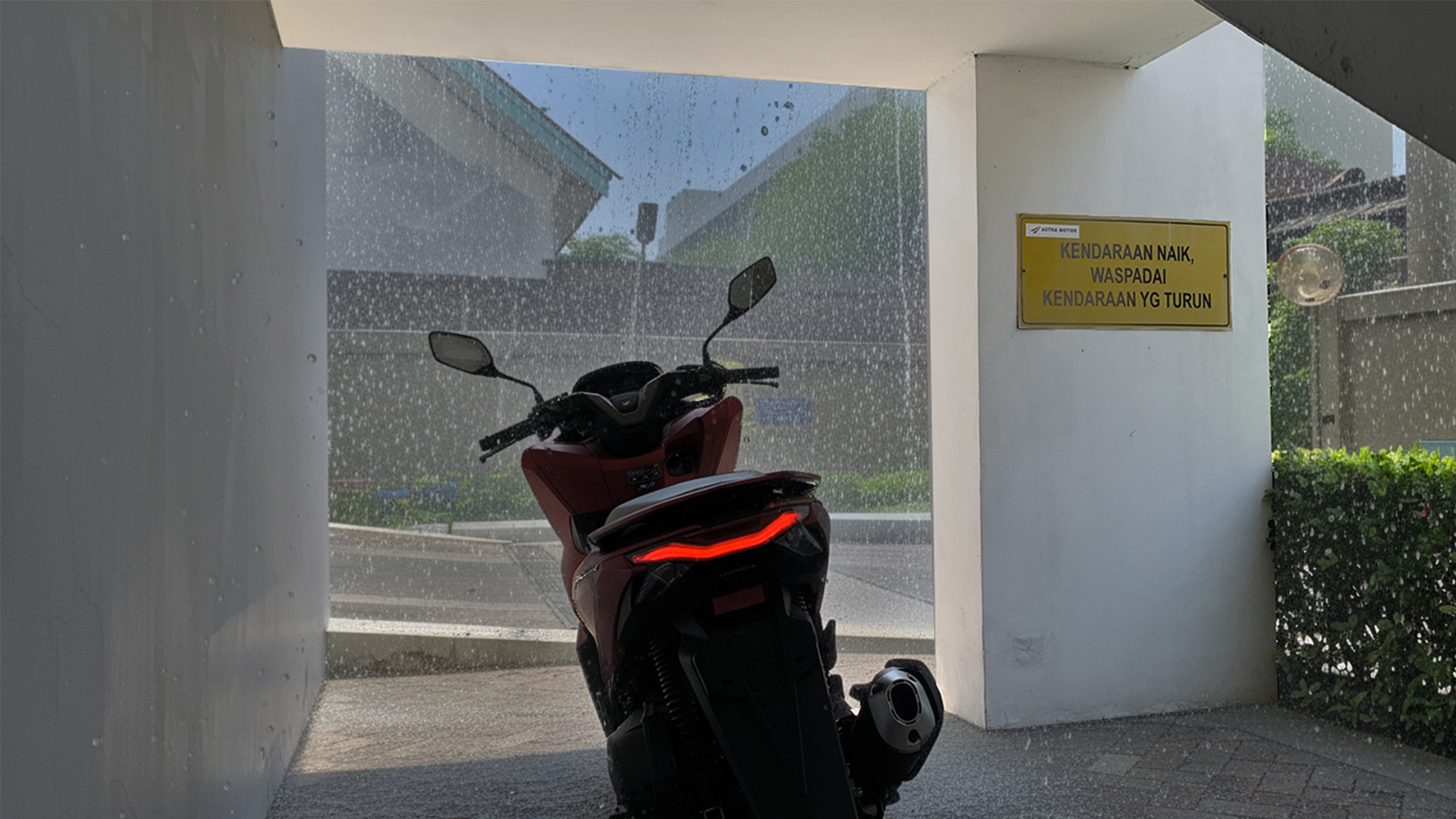 Wajib Disimak! Ini Dia Tips Cari Aman Safety Riding dari Astra Motor Jateng saat Musim Hujan 