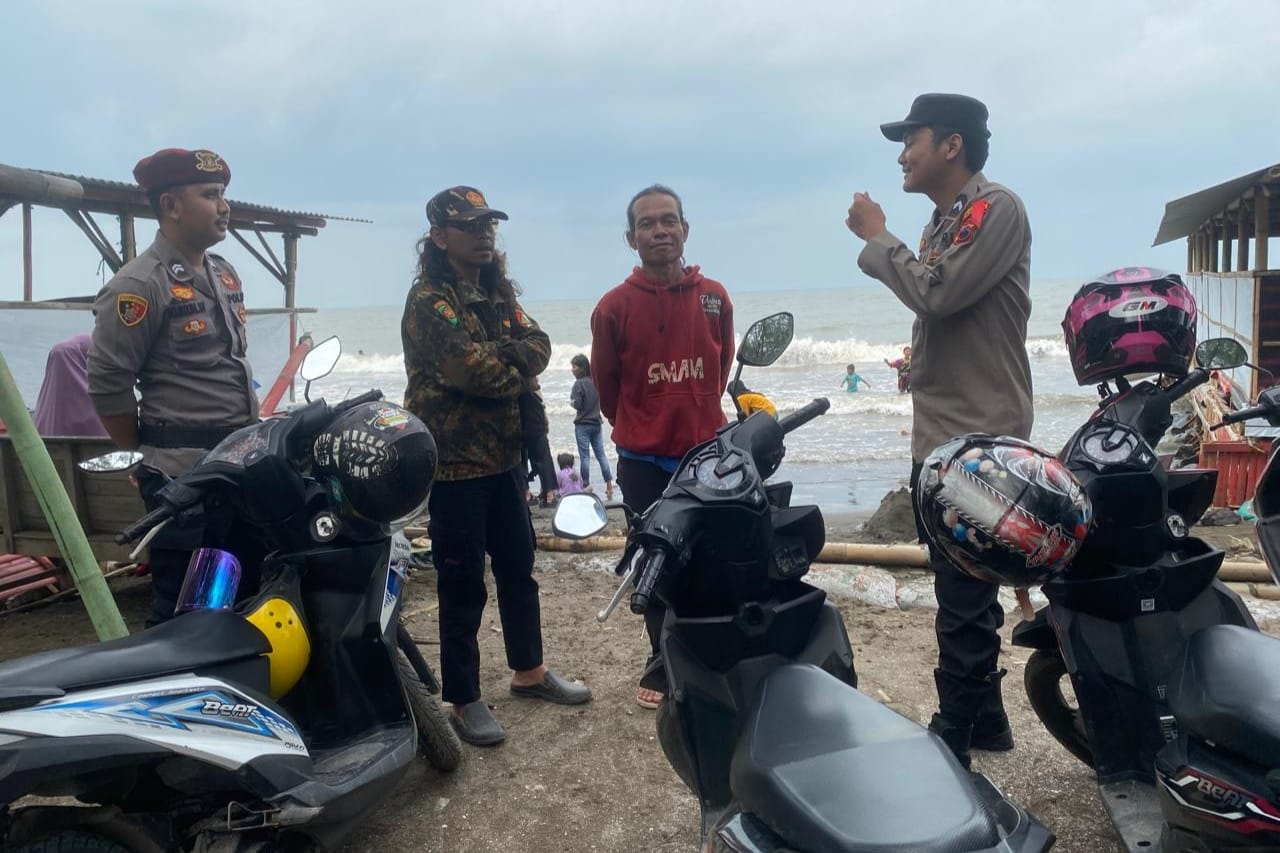 Obyek Wisata Pantai di Tegal Dipadati Pengunjung Saat Libur Nataru