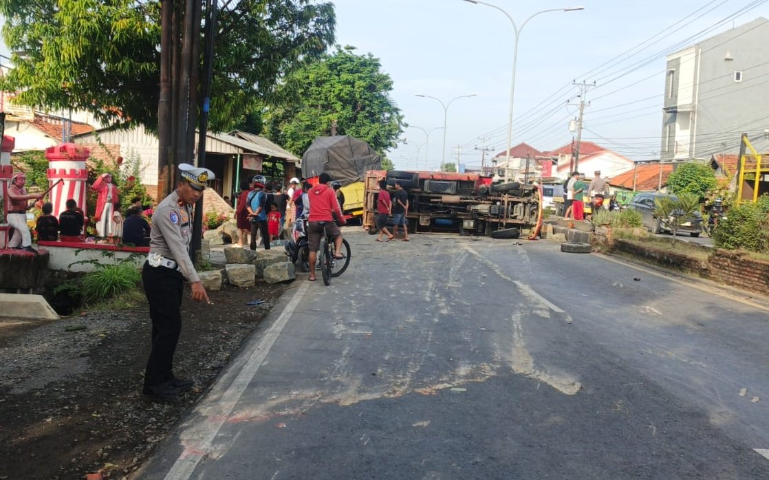 Kecelakaan di Jalur Pantura Tegal, Truk Sundul Bagian Belakang Dump, Satu Luka-luka