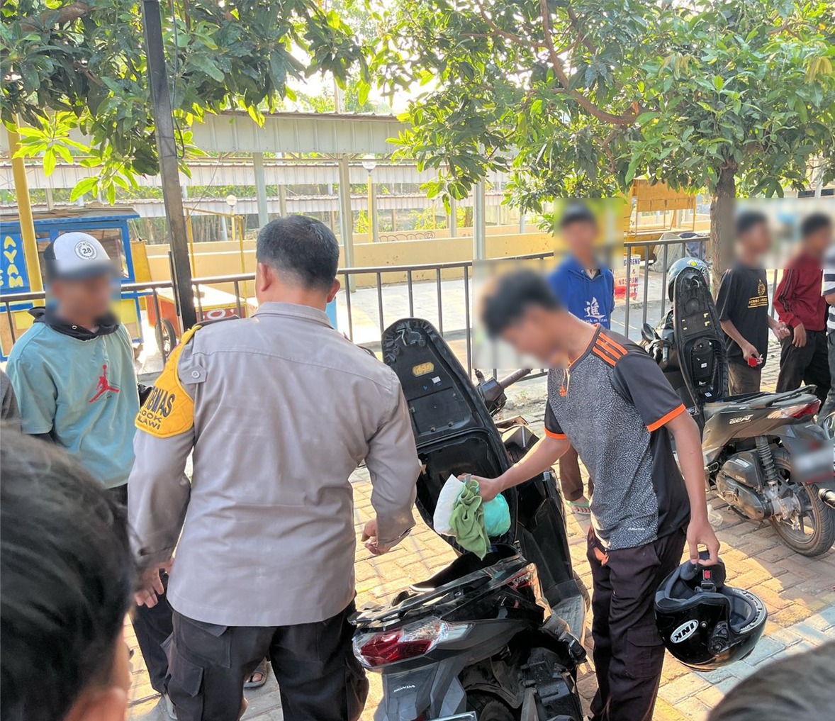 Polisi Mendadak Razia Sajam di Taman Rakyat Slawi, Bawaan 25 Pemuda Diperiksa 