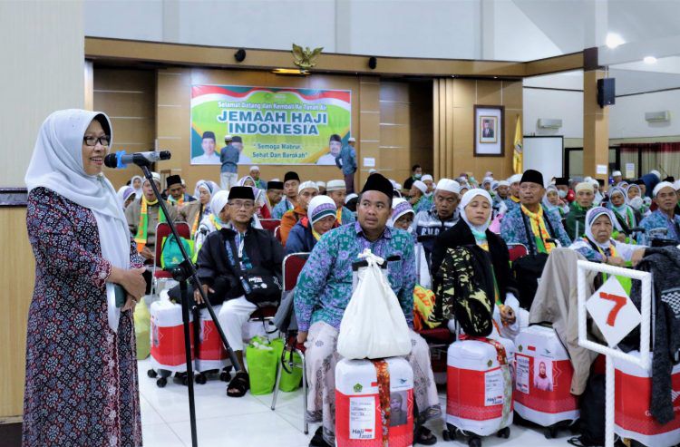 984 Jemaah Haji Kabupaten Tegal Pulang, Bupati Umi Sambut Langsung di Boyolali 