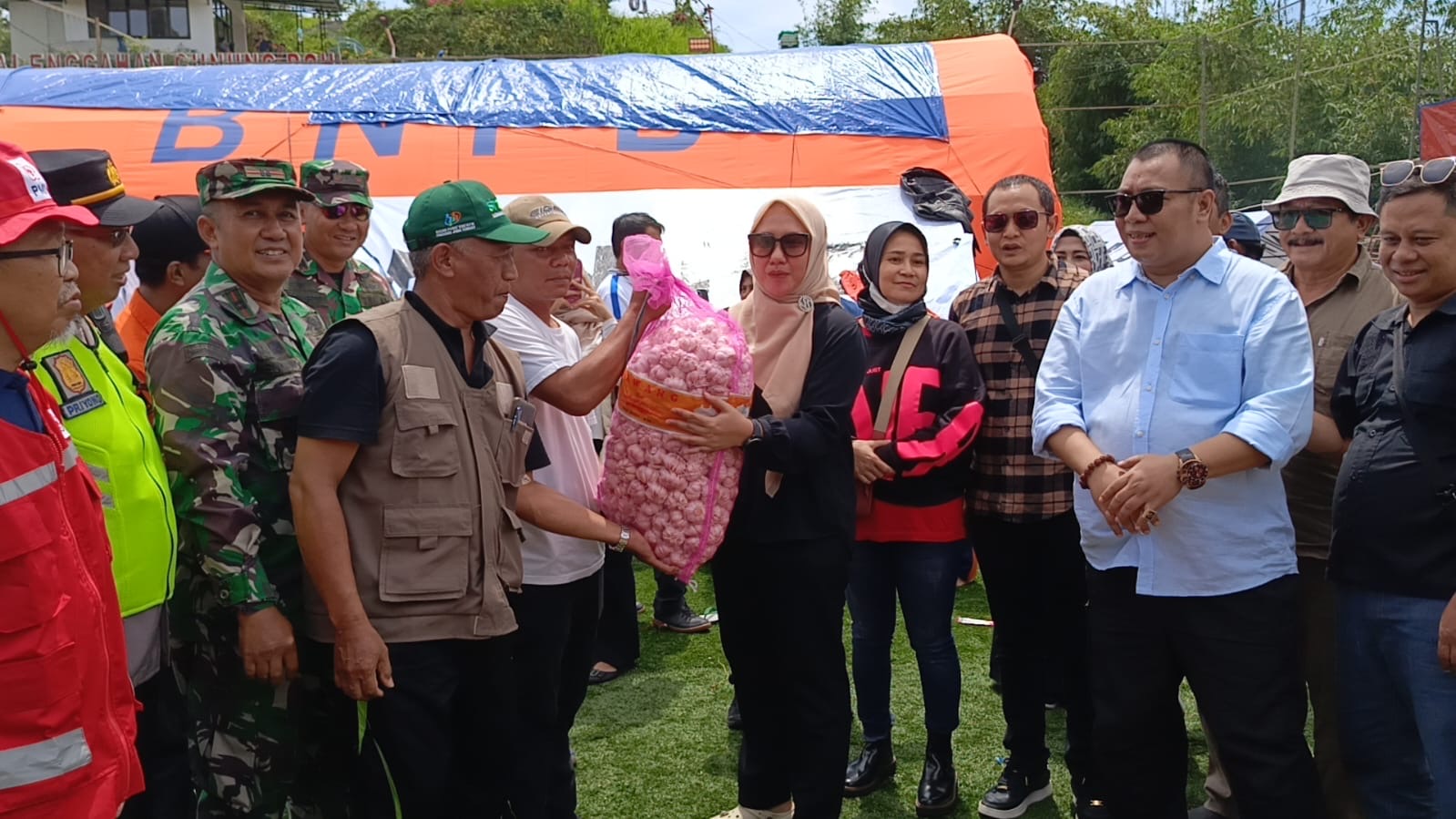 DPRD Brebes Serahkan Bantuan ke Korban Bencana Tanah Bergerak