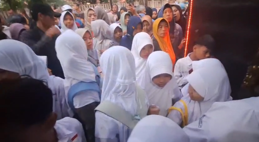 SPMB Dibuka, Calon Wali Murid di Brebes Rela Antre Sejak Pagi Demi Sekolah Favorit