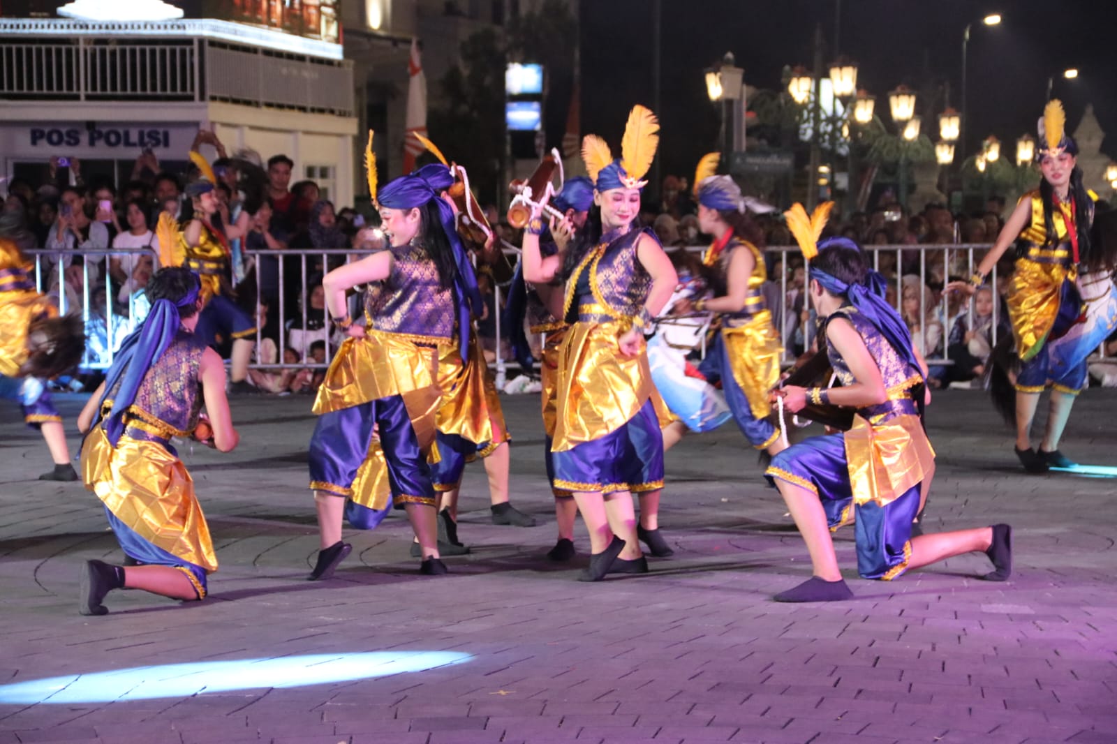 Pelajar SMA di Tegal Tampilkan Tari Hamukti Wira Gendowor di Indonesia Street Performance Malioboro