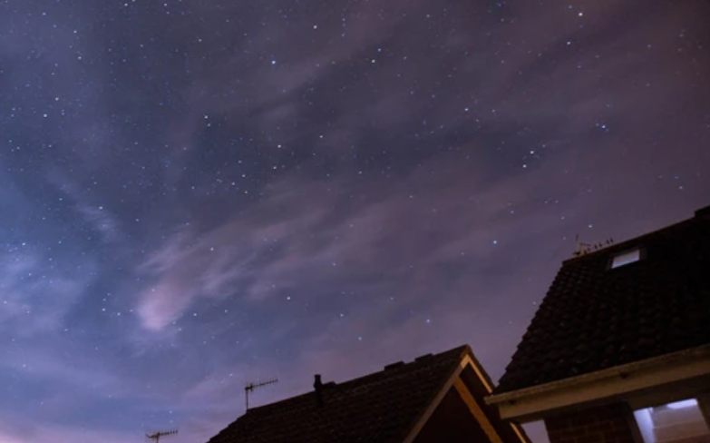 Mitos Suara Kerikil di Atap Rumah saat Malam Hari