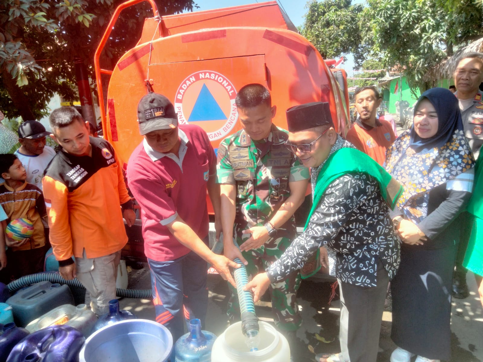 Pantura Kabupaten Tegal Dilanda Kemarau, Ratusan Warga Kedungkelor Antre Air Bersih 