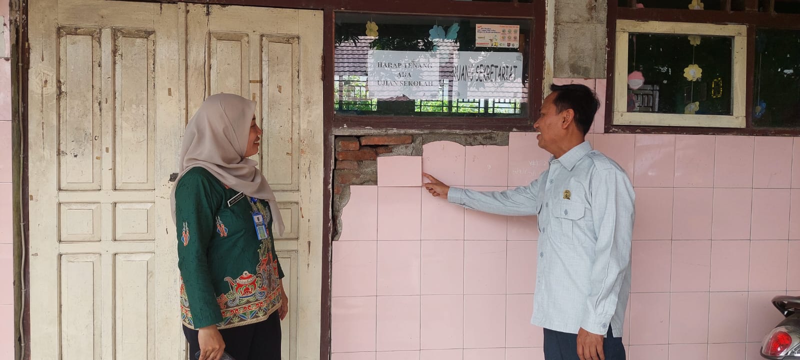 Kondisi Sekolah Rusak Parah, Siswa SDN Demangharjo 02 Tegal Kehujanan di dalam Kelas  