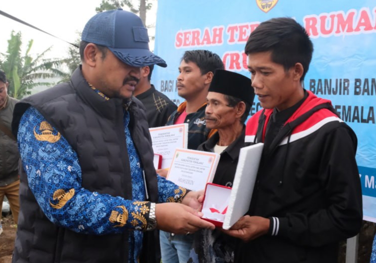 Bupati Pemalang Serahkan Bantuan Rumah untuk Korban Banjir Bandang di Moga dan Pulosari