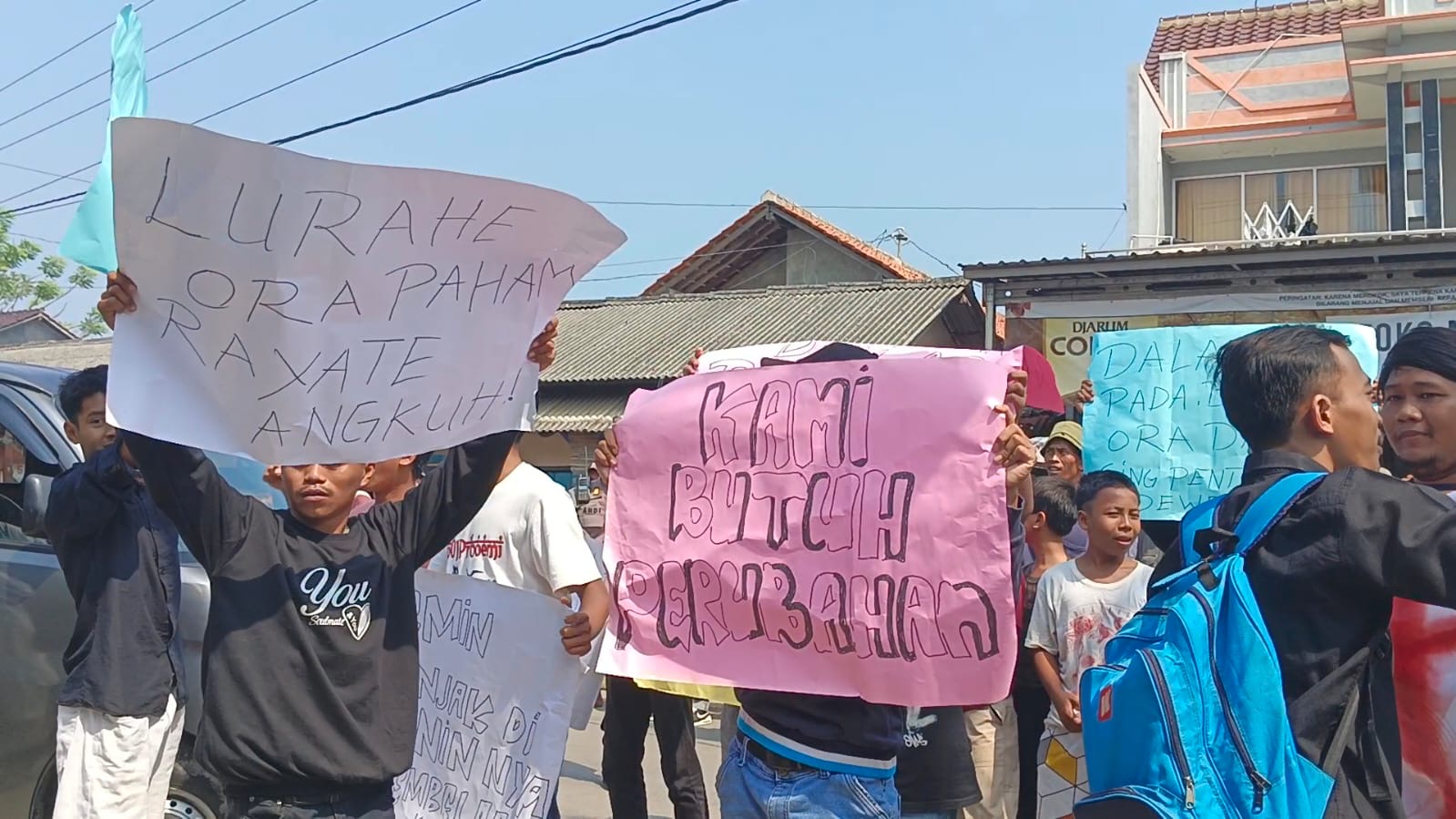 Kadesnya Diduga Main Judol, Warga Luwungragi Brebes Geruduk Balai Desa