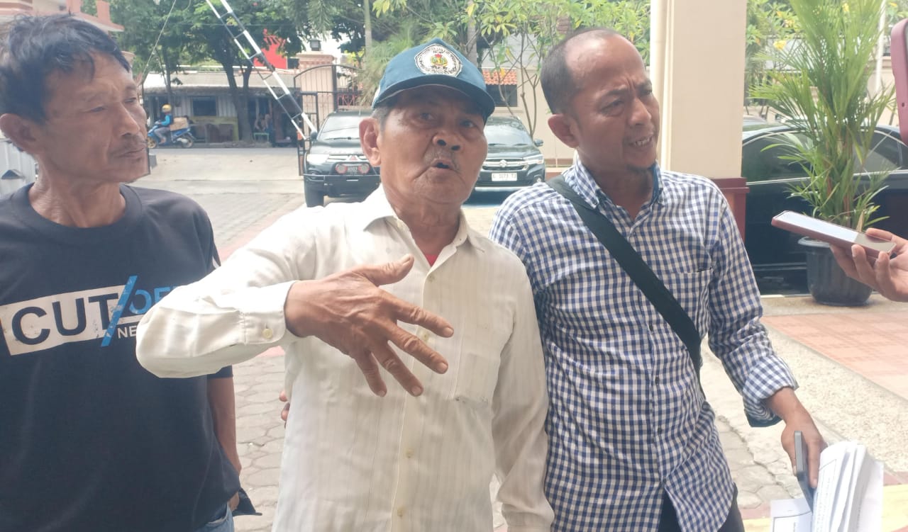 Protes! Kakek asal Brebes Berusia 81 Tahun Nekat Tidur di Depan Kantor Pengadilan Negeri, Ini Kasusnya 