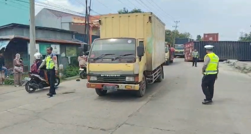 Truk Terguling di Pantura Brebes, Polisi: Dugaan Sementara Supir Mengantuk