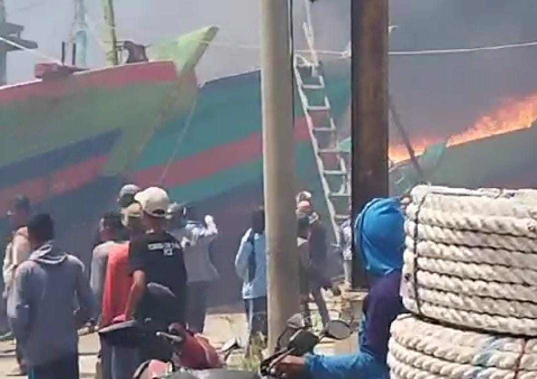 Api Membesar Kembali, Lima Kapal Terbakar di Pelabuhan Tegal