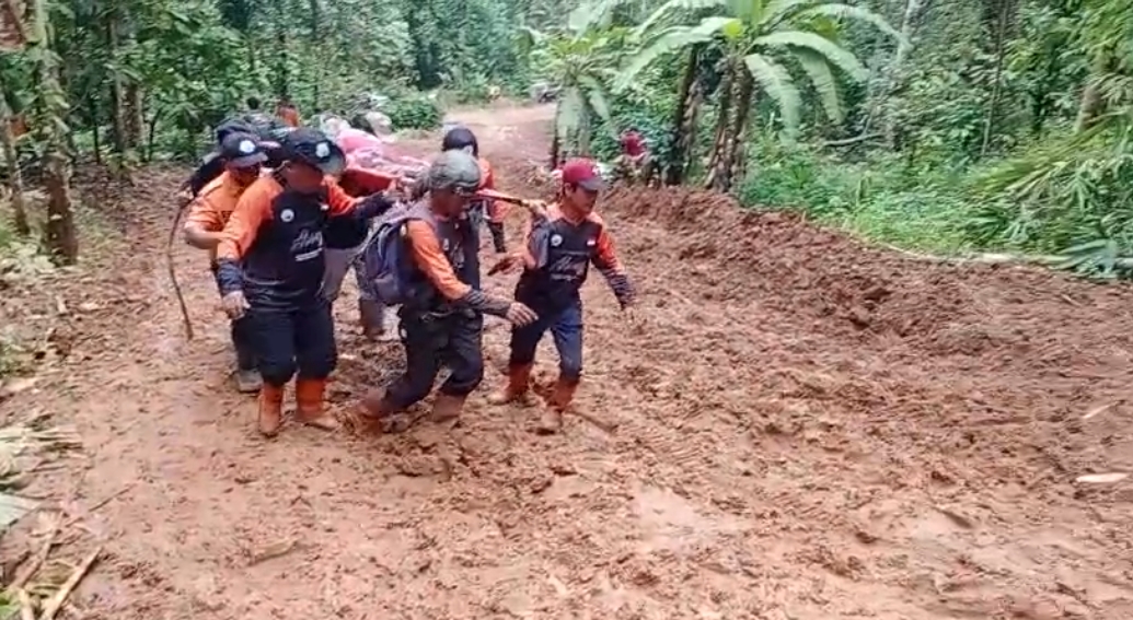 Akses 2 Desa di Salem Brebes Terputus, Aksi Relawan Evakuasi Orang Sakit Berlangsung Dramatis 