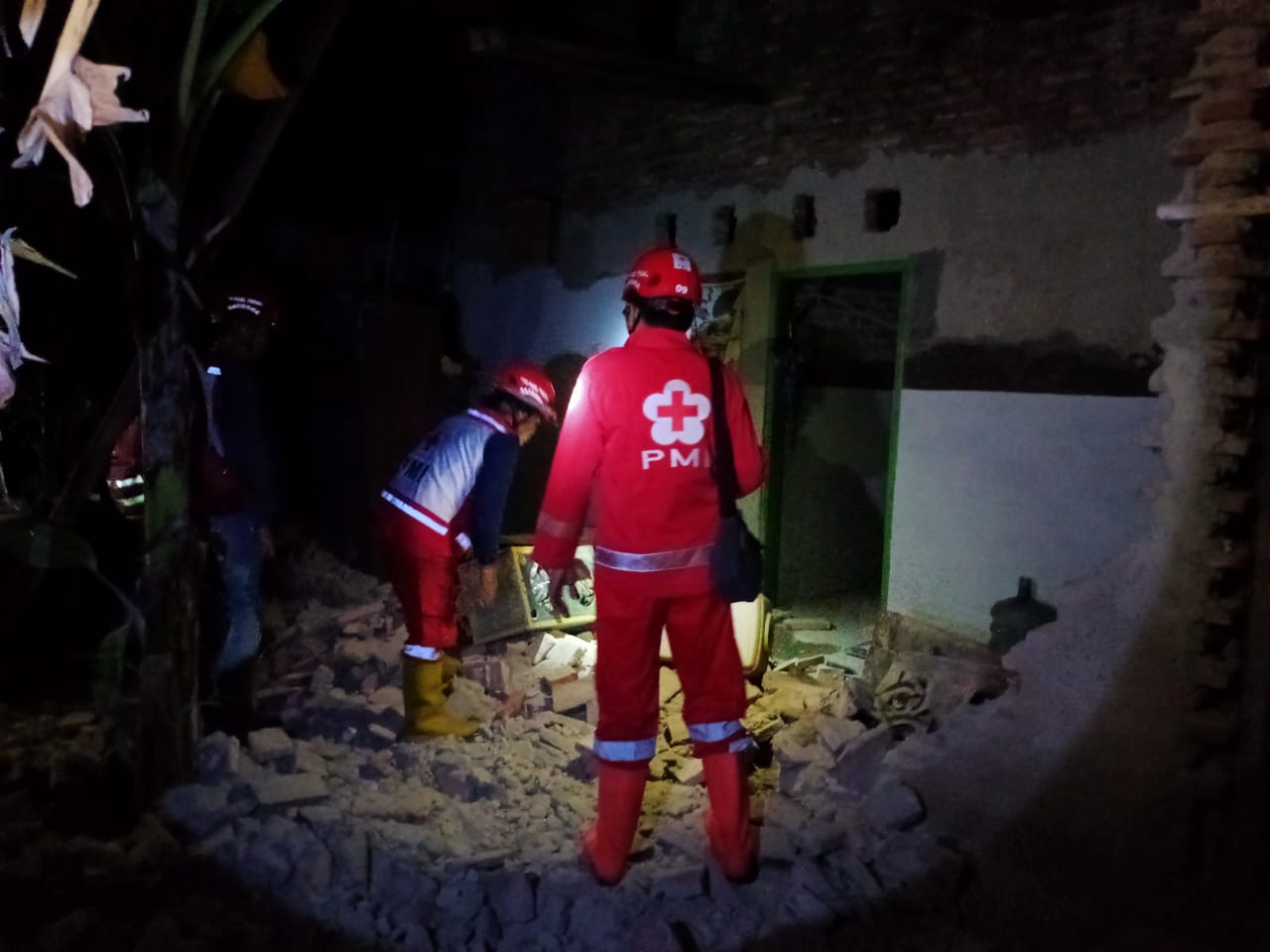 Malam-malam Rumah Warga di Tegal Roboh, Penguninya yang Masih Anak-anak Nyaris Tertimpa Reruntuhan