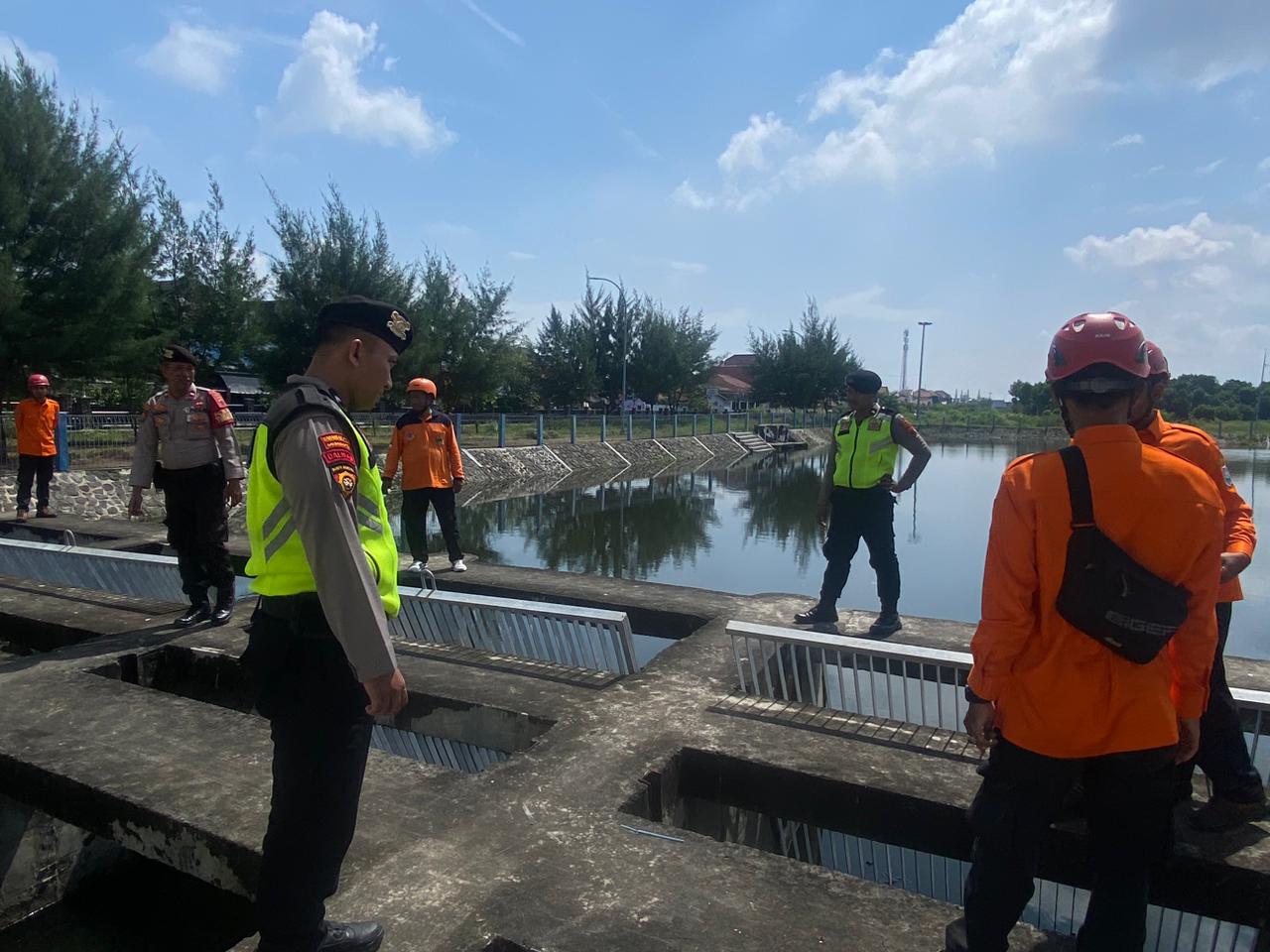 Siaga Hadapi Ancaman Banjir Rob di Tegal, Personel Polisi Disiagakan