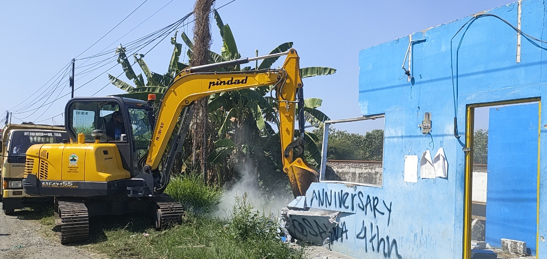 Setelah Disegel Warga, Puluhan Warung Remang-remang di Brebes Dibongkar Paksa