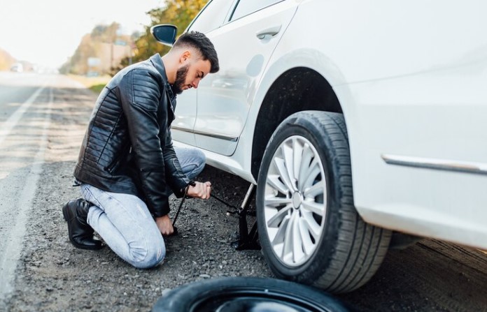 Cuman 10 Menit, Begini 10 Tips Mengganti Ban Mobil dengan Aman dan Cepat 