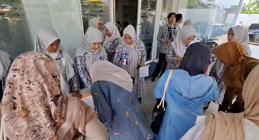 Dirut BPJS dan Bupati Mitha Serahkan Bansos Paket Nutrisi ke Ibu Hamil