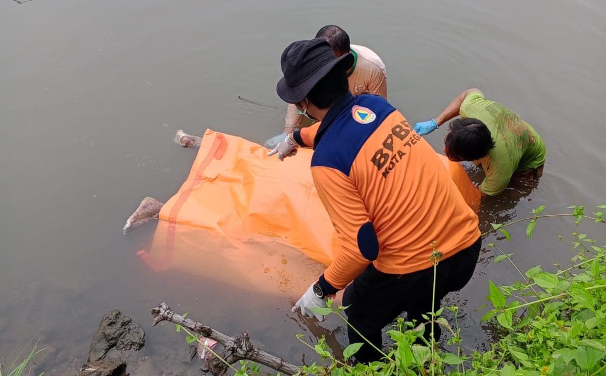 Identitas Mayat Pria Mengapung di Kali Kemiri Tegal Terungkap, Polisi Selidiki Penyebab Kematian