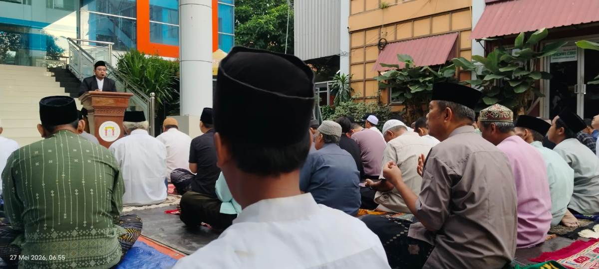 Khusyuk! Warga Shalat Idhul Adha di Halaman Radar Tegal
