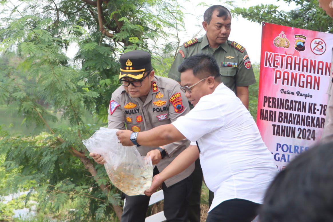 Polisi di Tegal Tebar Benih Ikan di Polder, Ternyata Tujuannya untuk Ini