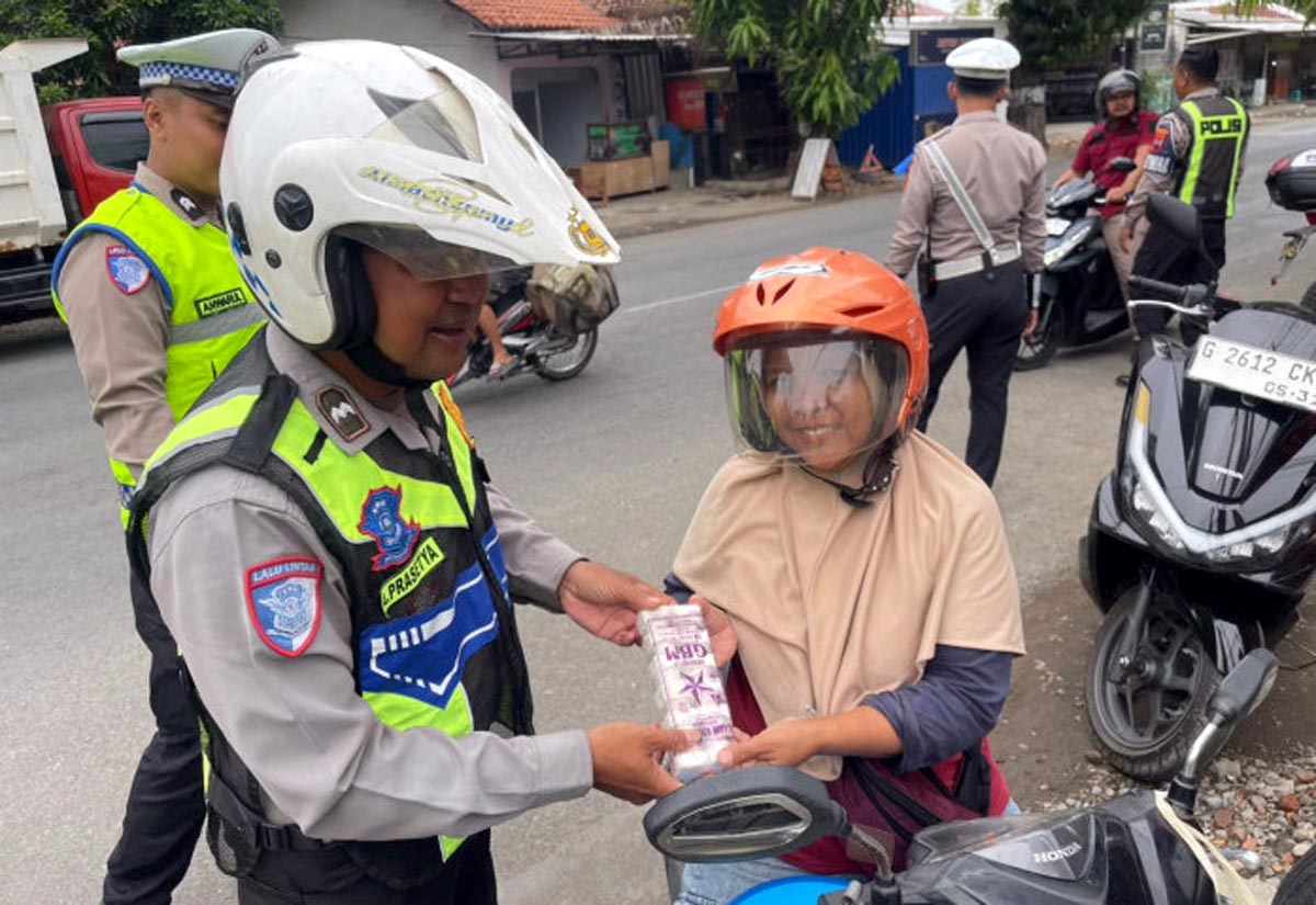 Aksi Nyeleneh Satlantas Polres Tegal di Operasi Patuh Candi 2026: Hadiahi Garam Dapur Pengendara Tertib 