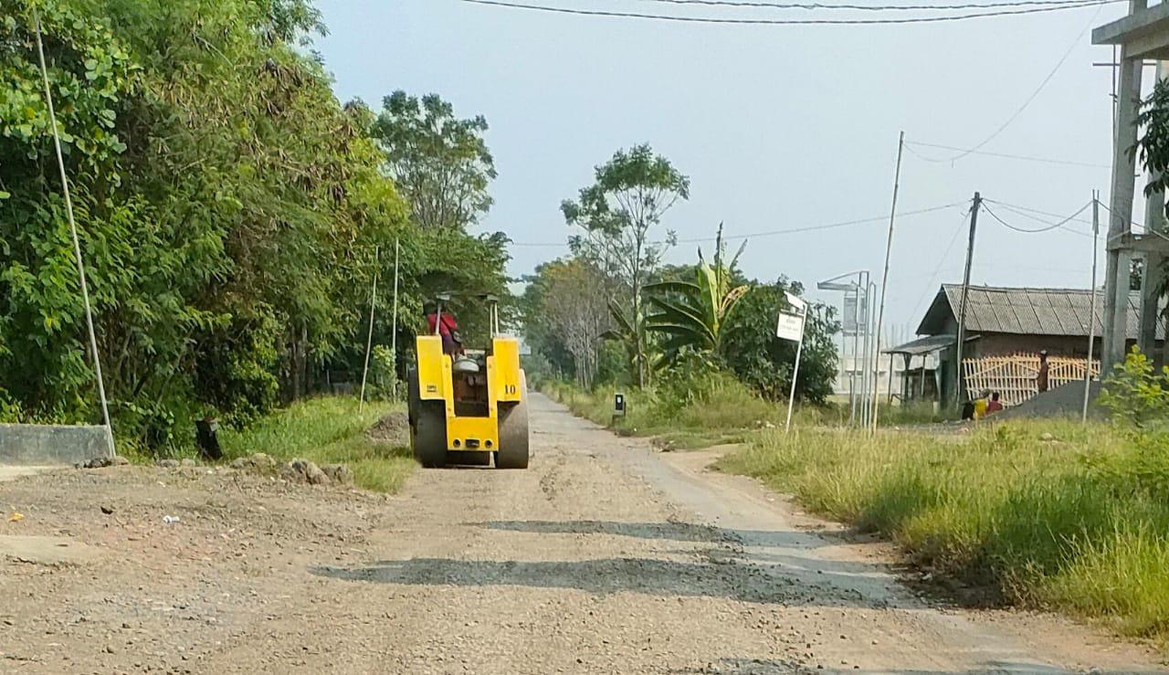 Rusak dan Tergenang Air, Ruas Jalan Tengguli-Luwunggede Brebes Mulai Diperbaiki