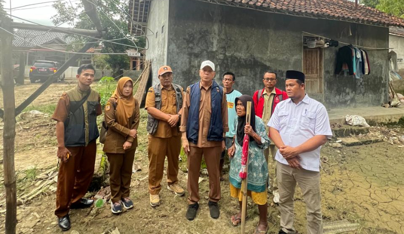 Diterjang Banjir, Rumah Lansia di Brebes Rusak Berat: Dinperwaskim Gandeng Baznas Lakukan Ini