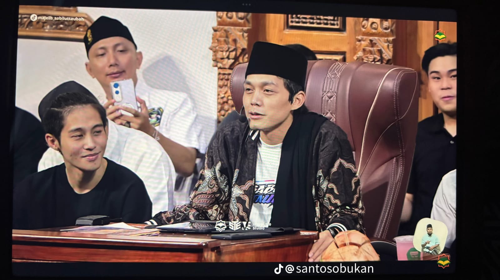 DJ Panda Ikut Pengajian Gus Iqdam, Netizen Komentari Anting dan Kalung Salib  