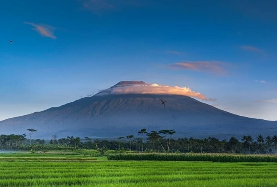 Menjelajahi Keajaiban dan Kepercayaan Gunung Slamet: Fakta dan Mitos yang Perlu Diketahui