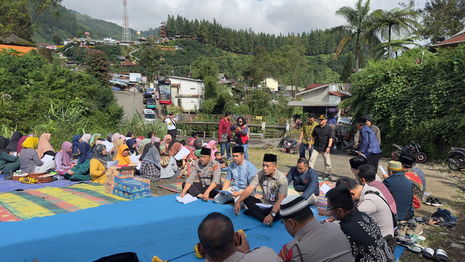 Pemkab Tegal, Pemdes Rembul dan Warga Istighosah di TKP Bus Terjun Sungai Guci