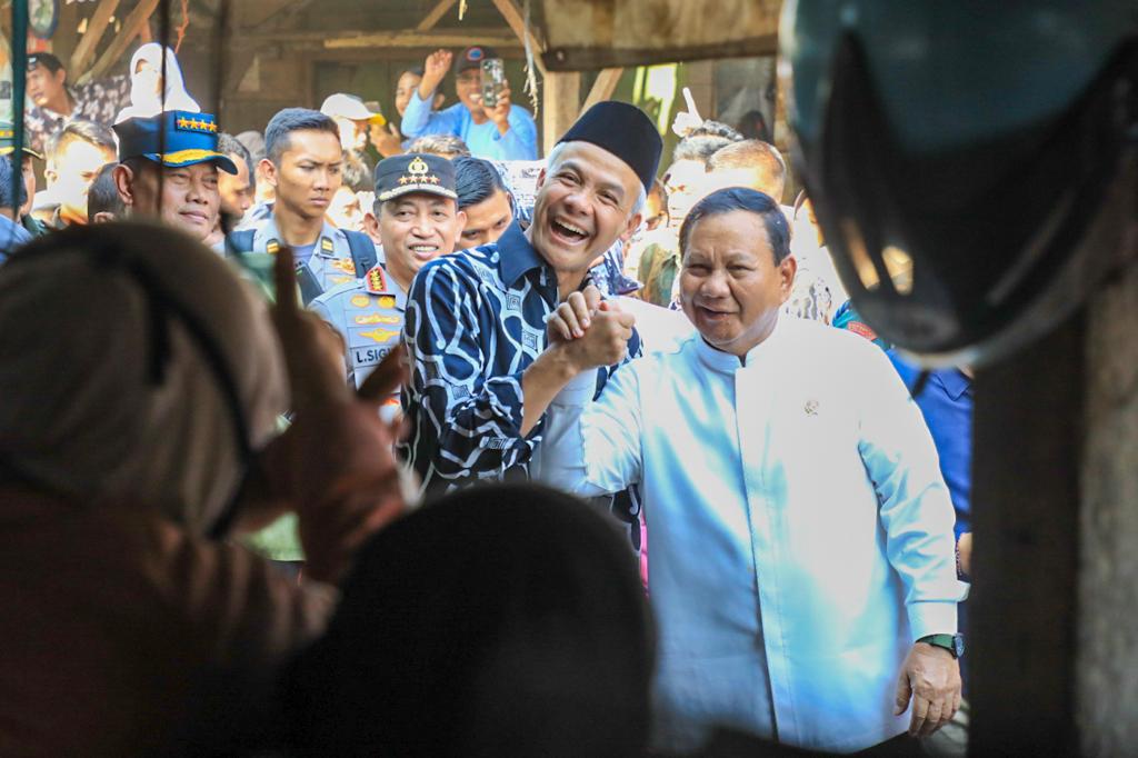 Begini Ekspresi Cinta Warga Pekalongan untuk Ganjar saat Dampingi Jokowi Blusukan di Pasar Grogolan