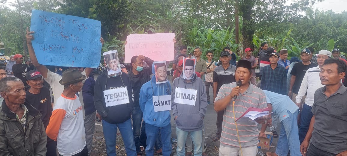 Protes! Warga Balaradin Tegal Demo Dispermades, Pakai Topeng 3 Pejabat   