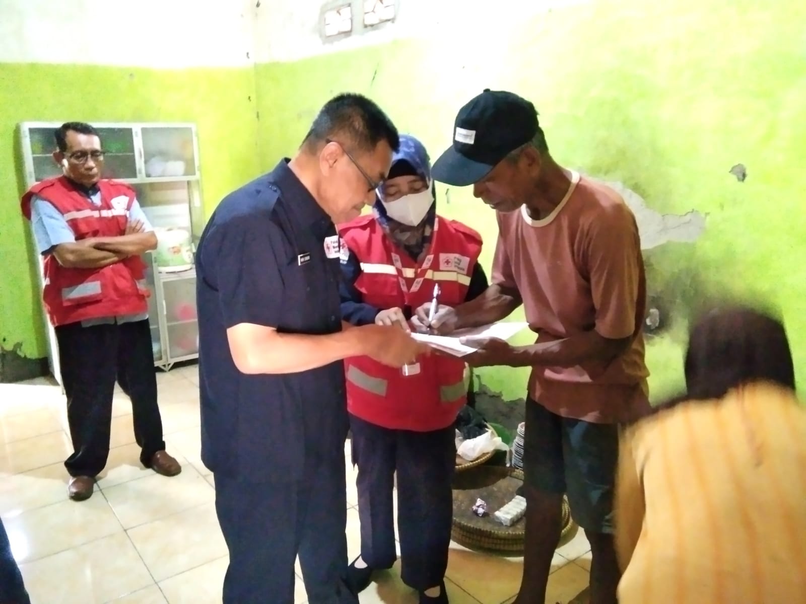 Rugi Rp70 Jutaan, Korban Kebakaran Rumah di Tegalandong Tegal Terima Bantuan PMI